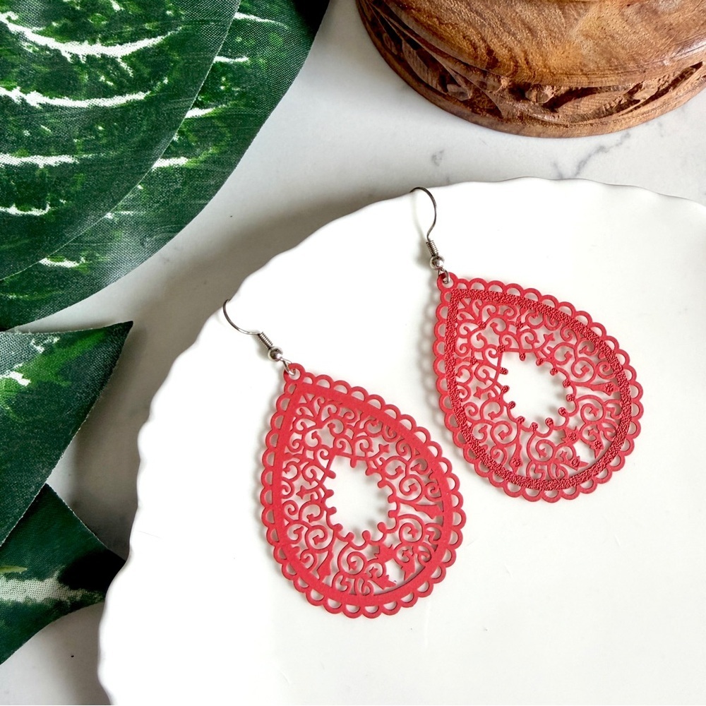 3/$22🩶 Red Filigree Teardrop Earrings PREOWNED Victorian Style Large Jewelry